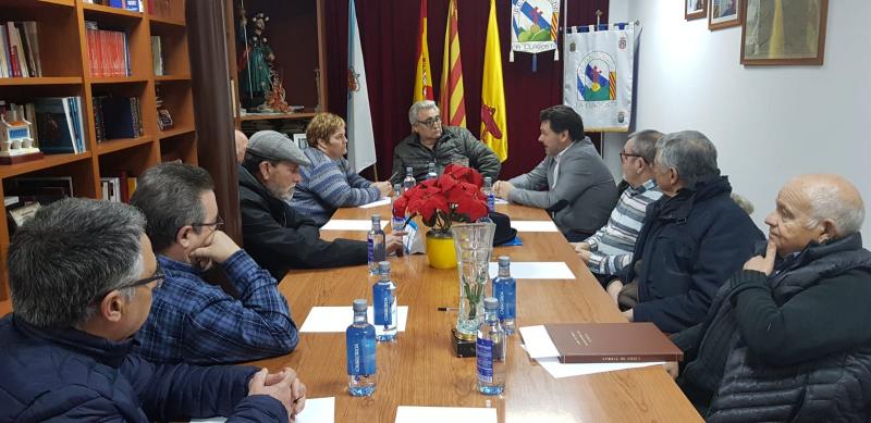 O secretario xeral da Emigración, cos e coas representantes das entidades galegas en Cataluña