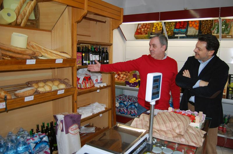 El secretario xeral da Emigración acude a la nueva panadería artesana del retornado mexicano José Antonio Cota, donde se vende el pan de Manolo, tradicional en la villa ourensana