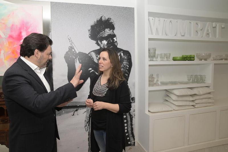 O secretario xeral da Emigración visita na Coruña a tenda de decoración australiana “Wombat” impulsada pola retornada galega Kathleen McGingley