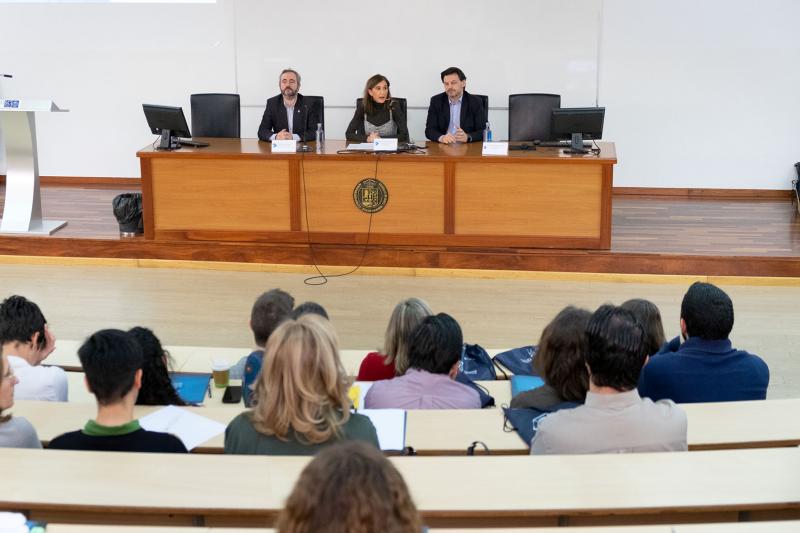 La conselleira de Educación, el secretario xeral da Emigración y el vicerrector de la USC inauguraron la jornada que tiene lugar hoy en la Universidad de Santiago de Compostela