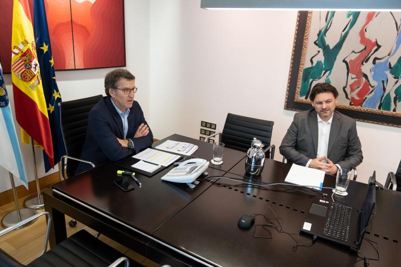O presidente da Xunta e o secretario xeral da Emigración, durante o encontro celebrado esta tarde 