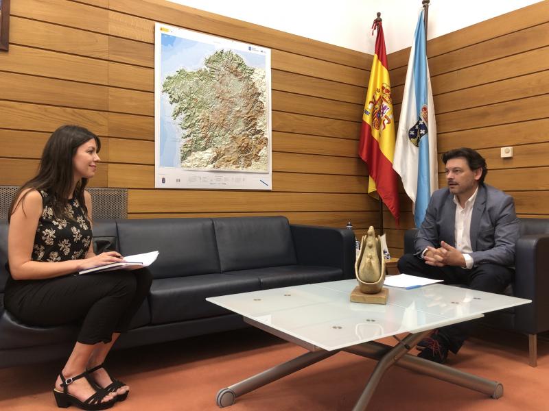 O secretario xeral da Emigración e a representante de Jóvenes Emigrantes en Galicia, na reunión celebrada na sede da SXE en Compostela O secretario xeral da Emigración e a representante de Jóvenes Emigrantes en Galicia, na reunión celebrada na sede da SXE en Compostela