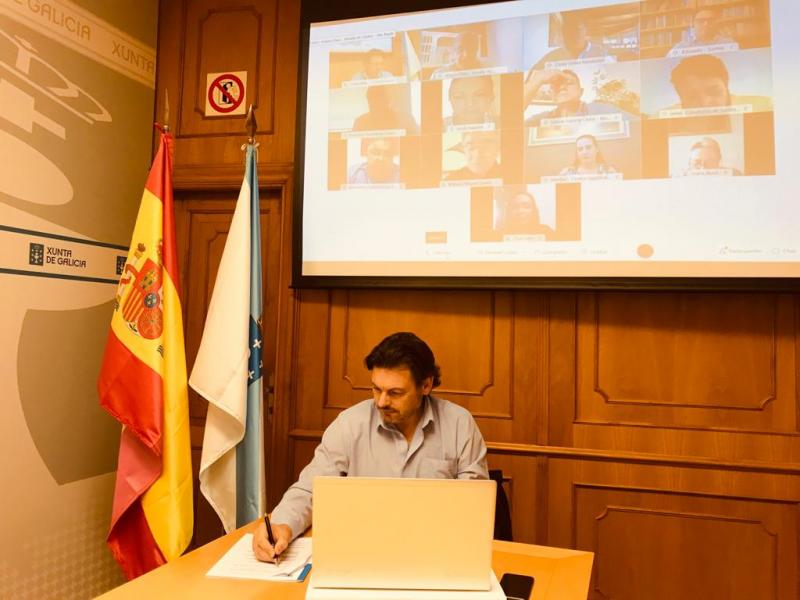 O secretario xeral da Emigración, na sede da SXE en Compostela, durante a videoconferencia