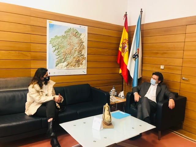 Imaxe da visita dos dous bolseiros BEME á sede da Secretaría Xeral da Emigración en Santiago de Compostela