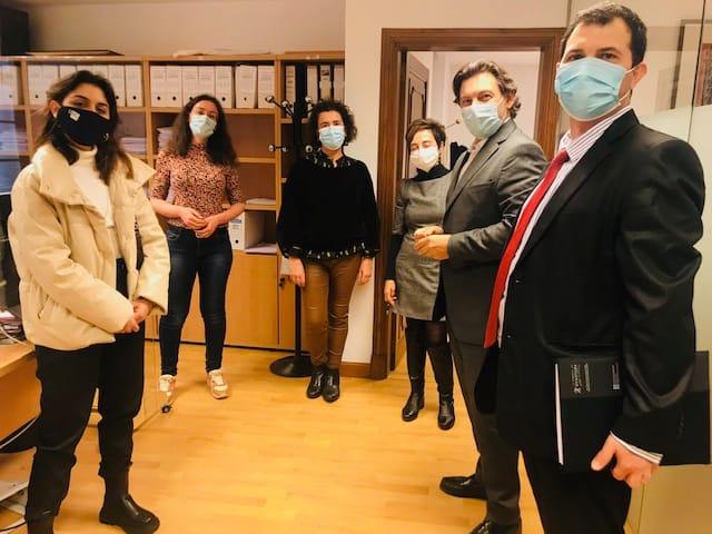 Imaxe da visita dos dous bolseiros BEME á sede da Secretaría Xeral da Emigración en Santiago de Compostela