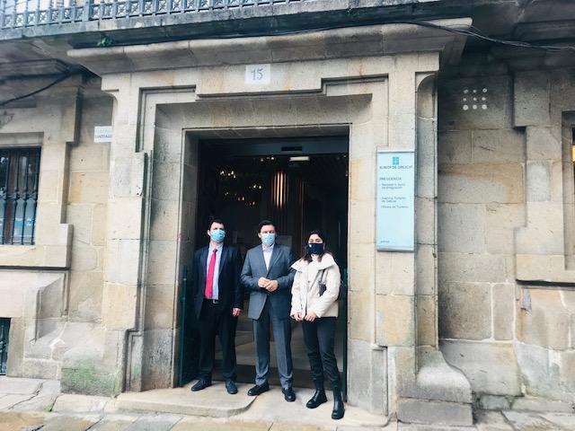 Imaxe da visita dos dous bolseiros BEME á sede da Secretaría Xeral da Emigración en Santiago de Compostela