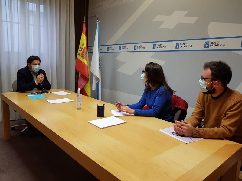 Imaxe da reunión celebrada na sede da Secretaría Xeral da Emigración en Compostela