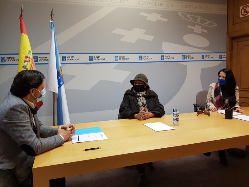 Antonio Rodríguez Miranda, Luisi Motta y Lucero Dámaso, durante la reunión celebrada en la sede de la SXE en Compostela
