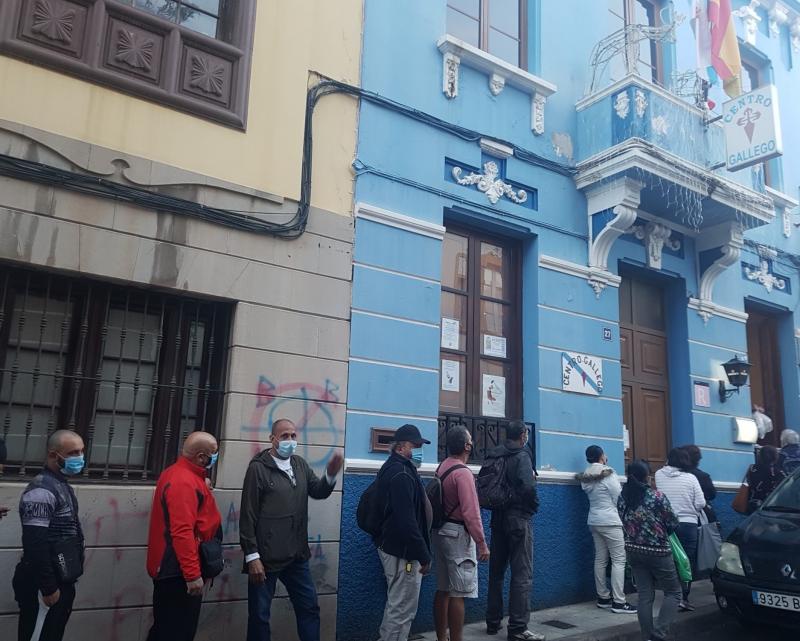 O Centro Galego distribuíu máis de cen bolsas con bebidas e alimentos para as persoas sen recursos