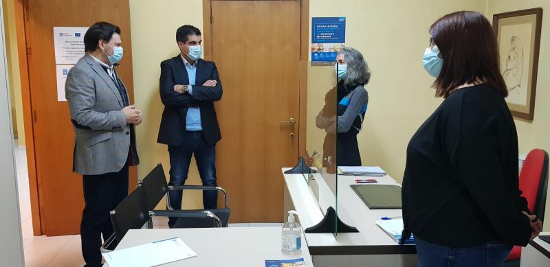 Imagen de la visita del secretario xeral da Emigración y del delegado de la Xunta en Ourense a la Oficina Integral de Asesoramiento y Seguimiento al Retorno en la ciudad de las Burgas