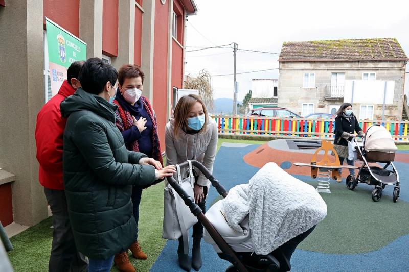A conselleira de Política Social mantivo un encontro con dúas das familias beneficiarias desta axuda no concello de Lousame
