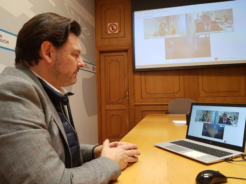 El secretario xeral da Emigración, durante la videoconferencia, en la sede de la SXE en Compostela