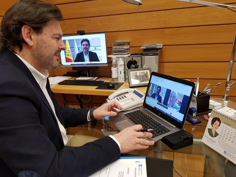 El secretario xeral da Emigración, durante la videoconferencia con el presidente del Hogar