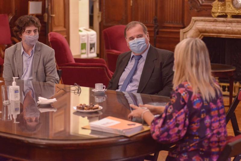 Imaxe da entrega do recoñecemento á entidade dezana na capital arxentina Imaxe da entrega do recoñecemento á entidade dezana na capital arxentina