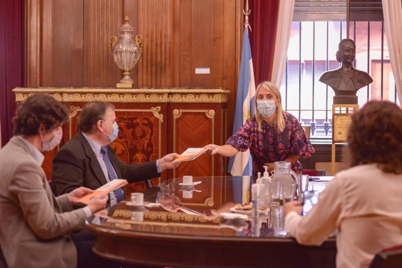 Imagen de la entrega del reconocimiento a la entidad dezana en la capital argentina