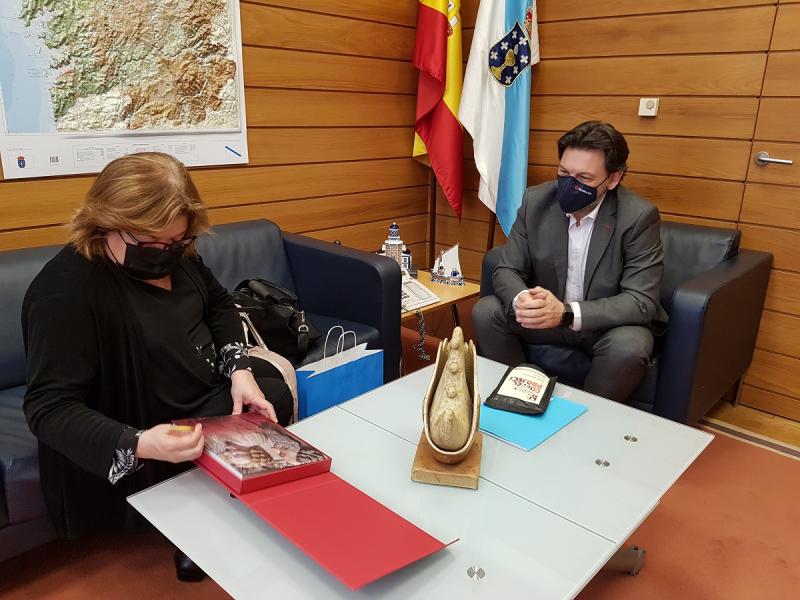 Antonio Rodríguez Miranda y Gloria María Borrero Restrepo, en la sede de Emigración en la capital de Galicia