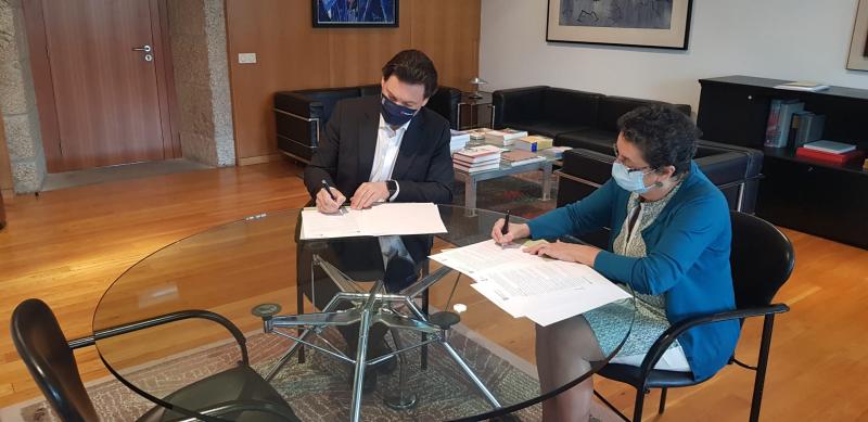 Antonio Rodríguez Miranda y Rosario Álvarez, durante la firma de esta mañana Antonio Rodríguez Miranda y Rosario Álvarez, durante la firma de esta mañana