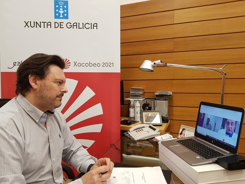 El secretario xeral da Emigración, durante la videconferencia, en su despacho en la capital de Galicia