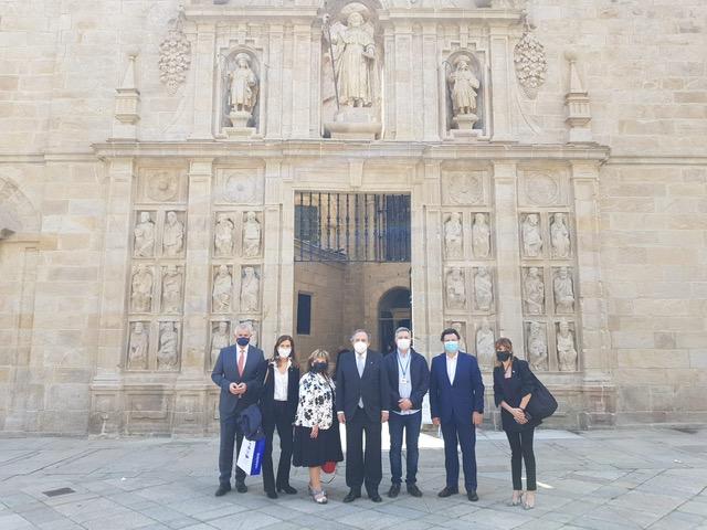 Imagen de la visita, delante de la Puerta Santa de la basílica compostelana Imagen de la visita, delante de la Puerta Santa de la basílica compostelana