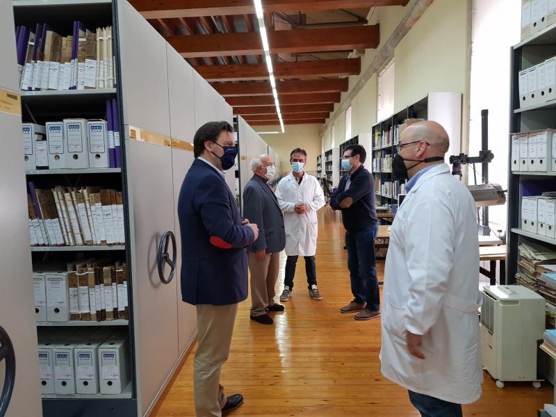 Miranda visita el Arquivo Diocesano de Santiago con el que colabora Emigración para facilitar información sobre familiares de los Gallegos del Exterior