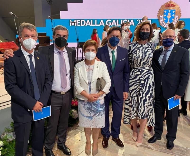 O secretario xeral da Emigración, con representantes de entidades galegas do exterior durante a entrega da Medalla de Ouro de Galicia 2021