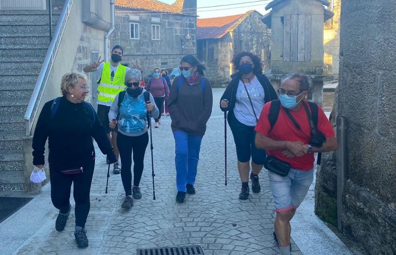 Imaxe das e dos participantes que están a percorrer a Vía da Prata