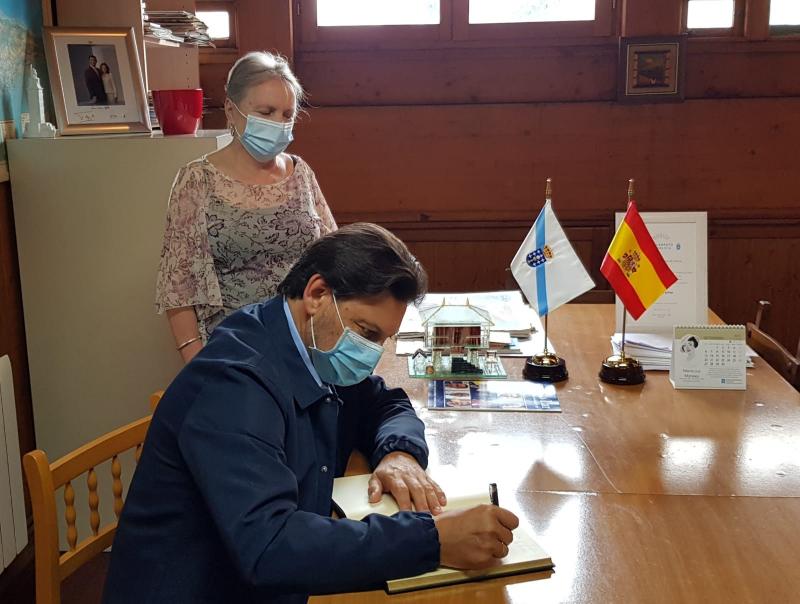 Imaxe da visita do secretario xeral da Emigración ao Lar Gallego de Avilés