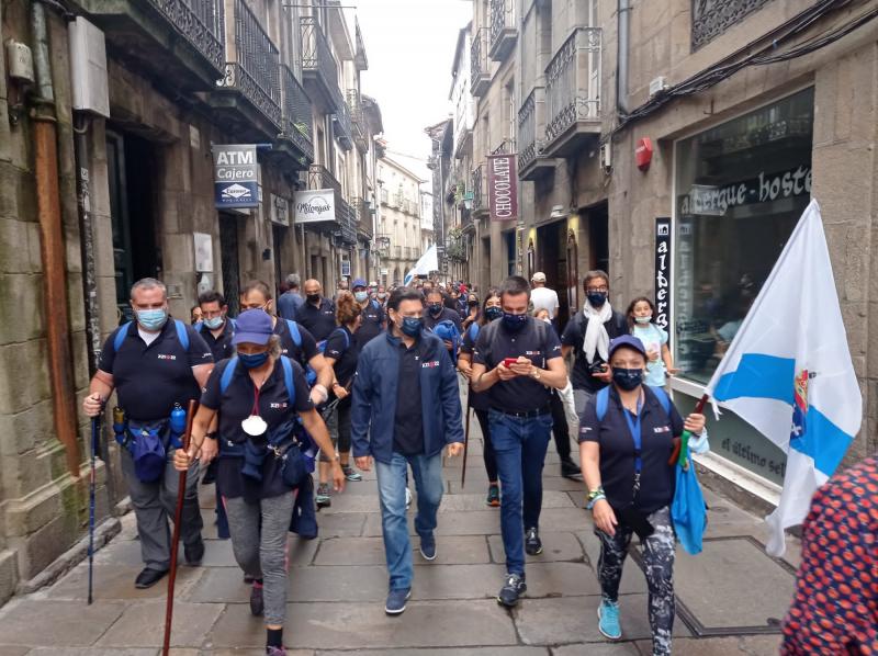 Imagen de la llegada a Santiago de Compostela, este mediodía, de las y los participantes en el Conecta co Xacobeo