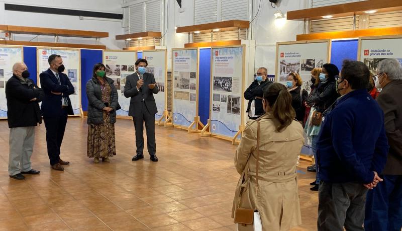 Imagen de la visita del secretario xeral da Emigración, esta tarde, a la exposición 'O soño cubano da emigración galega' en Castellón