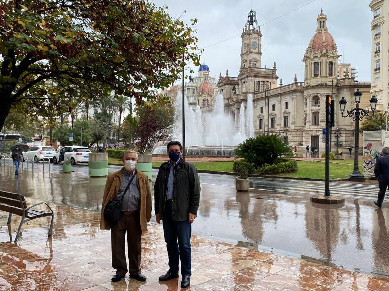 El secretario xeral da Emigración y el presidente del Centro Galego de Alicante, en la capital alicantina