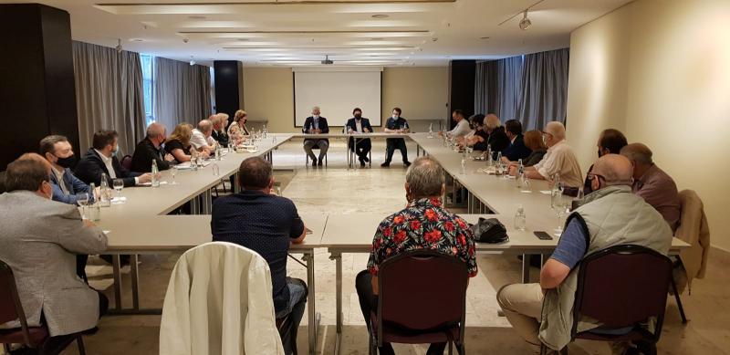 Foto de la reunión del secretario xeral da Emigración con los y las responsables de las entidades gallegas