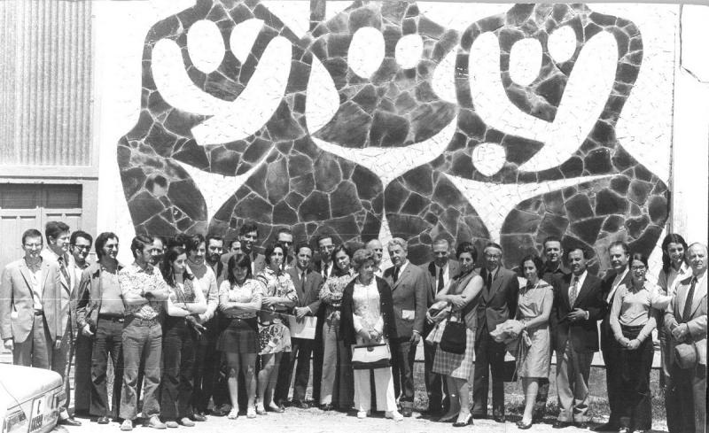 Asistentes ao Primeiro Seminario do Libro Galego posando diante dun mural de Luís Seoane no Castro (Sada, 1972)