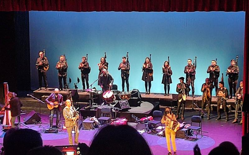 Imagen de una actuación de la Banda de gaitas del Lar Gallego de Pamplona con el gaiteiro Carlos Núñez