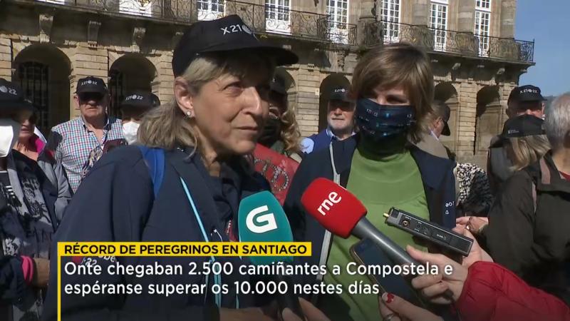 Preto de medio cento de peregrinas e peregrinos vinculados á Federación de Casas Regionales en Navarra chegaron este sábado a Compostela