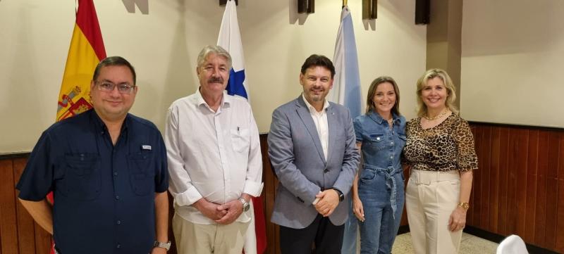 Imaxe da visita do secretario xeral da Emigración da Xunta de Galicia á Sociedad Española de Beneficencia de Panamá 