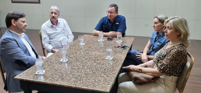 Imaxe da visita do secretario xeral da Emigración da Xunta de Galicia á Sociedad Española de Beneficencia de Panamá 