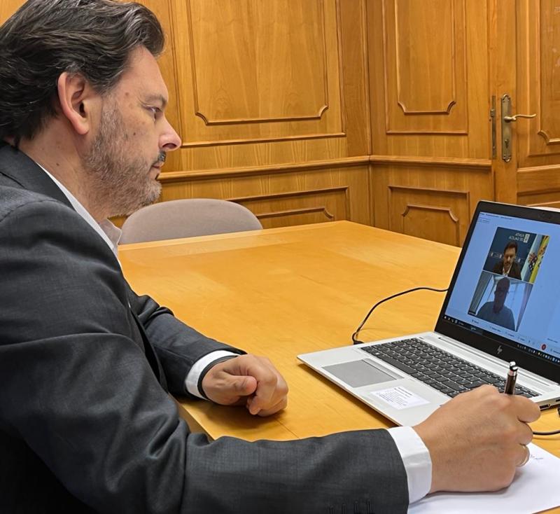 Imagen de la reunión telemática del secretario xeral da Emigración con el presidente  de la Xuventude de Galicia - Centro Galego de Lisboa 