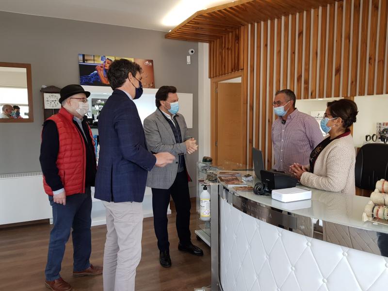 Imaxe de arquivo da visita do secretario xeral da Emigración e do delegado da Xunta en Lugo ao obradoiro de José Armando Chao Gil en Abadín 