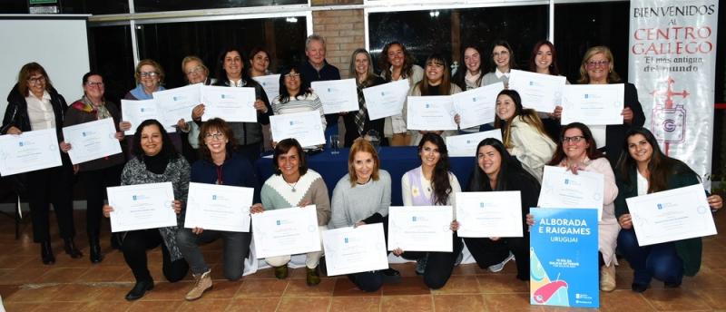 Imagen del acto de entrega de diplomas de participación en el VI Día de la Galicia Exterior a las representantes del Centro Gallego de Montevideo