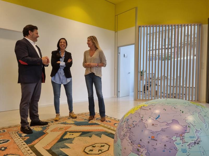 Imagen de la visita del secretario xeral da Emigración y la delegada de la Xunta en Vigo a la sede de Rewire Design