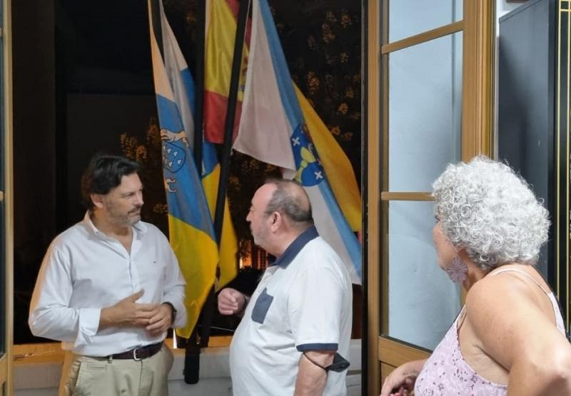 Imagen de la visita del secretario xeral da Emigración de la Xunta de Galicia al Centro Gallego de Santa Cruz de Tenerife