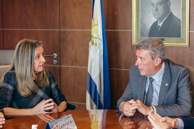 Elvira Domínguez, delegada de la Xunta en Uruguay, mantiene un encuentro de trabajo con la Compañía Uruguaya de Transportes Colectivos fundada por gallegos emigrantes