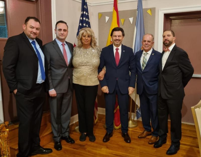 O secretario xeral da Emigración, Antonio Rodríguez Miranda, co actual presidente da Casa de Galicia de Nova York e os seus ex-presidentes