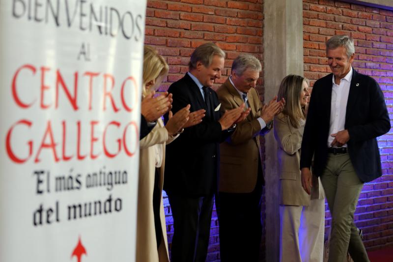 O presidente da Xunta participou nunha xuntanza con representantes destas institucións e da colectividade asentada no país