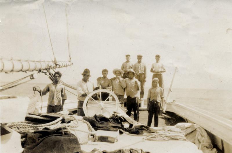 Un día de trabajo: el patrón Manuel Martínez al timón con sus marineros, de pesca por el Caribe. Foto: Arquivo da Emigración Galega