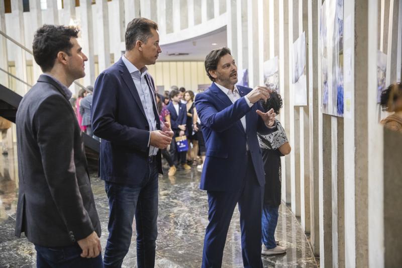 La muestra 'El Camino de Santiago, una experiencia contemporánea de peregrinación' se encuentra instalada en la Legislatura de la Provincia de Córdoba