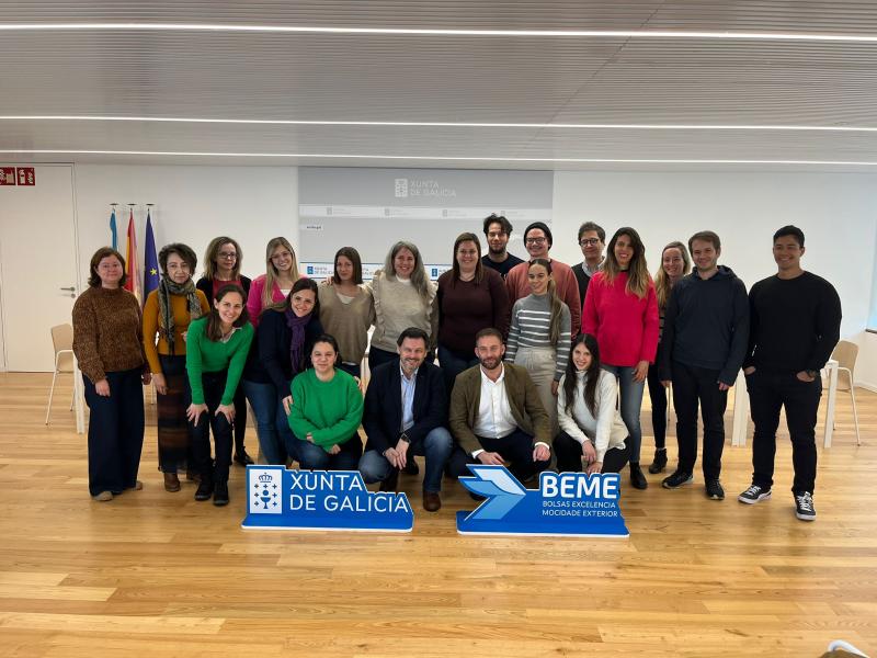 Imagen del encuentro con las y los becarios BEME celebrado hoy en A Coruña