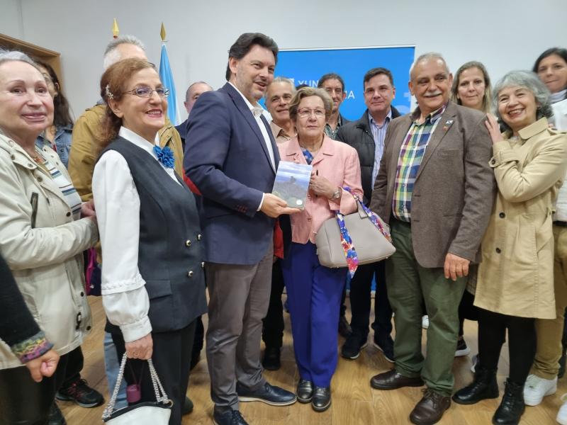 Imagen de la firma, esta mañana en Vigo, del acuerdo de colaboración entre la Secretaría Xeral da Emigración y Fevega