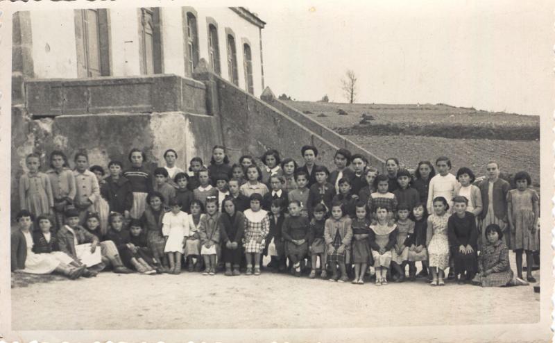 Carmen Iravedra, mestra da escola de Burela coas súas alumnas, ca. 1950