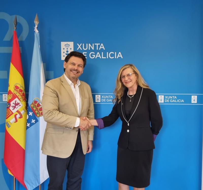 O secretario xeral da Emigración e a cónsul do Brasil en España, durante a reunión celebrada na sede da SXE en Compostela